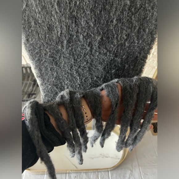 Oversized Gray Scarf - Picture 2 of 4
